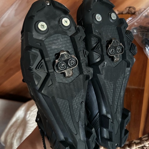 Serfas women’s Black Cycling Shoes with Silver Accents - Picture 7 of 7